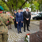 Zastępca prezydenta Tomasz Klim i wojewoda Jacek Brzozowski stoją przed pomnikiem.