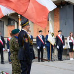 Mundurowi, przedstawiciele szkół i instytucji stoją w trakcie uroczystości.