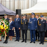Zastępca prezydenta Rafał Rudnicki oraz przedstawiciele służb mundurowych i instytucji stoją w trakcie uroczystości.