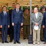 Przedstawiciele Miasta oraz organizacji stoją pod namiotem w trakcie uroczystości.