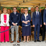 Przedstawiciele Miasta i instytucji stoją pod namiotem obok krzeseł podczas uroczystości.