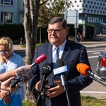 Zastępca prezydenta Marek Masalski udziela wywiadu podczas konferencji prasowej, obok stoją inni uczestnicy.