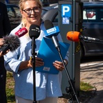 Dyrektor Biura Strefy Płatnego Parkowania Joanna Czaczkowska udziela wywiadu przed mikrofonami.