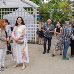 Zastępczyni prezydenta Eliza Cybulko rozmawia z przewodniczącą Rady Kobiet Anną Augustyn w parku Różanka, obok spacerują i rozmawiają mieszkańcy.