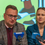 Zastępca prezydenta Rafał Rudnicki mówi do mikrofonów podczas konferencji prasowej, obok siedzi Martyna Faustyna Zaniewska, Dyrektor Białostockiego Ośrodka Kultury.