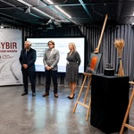 Prezydent Miasta Białegostoku, dyrektor Muzeum Pamięci Sybiru oraz kilku innych uczestników konferencji prasowej stoi.