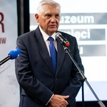 Prezydent Tadeusz Truskolaski mówi do mikrofonu podczas konferencji prasowej.