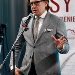 Dyrektor Muzeum Pamięci Sybiru Wojciech Śleszyński udziela wywiadu podczas konferencji prasowej.