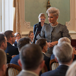 Kurator Agnieszka Krokos-Janczylo mówi do mikrofonu przed siedzącymi uczestnikami wydarzenia.