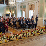 Prezydent Tadeusz Truskolaski przemawia do mikrofonu przed siedzącymi uczestnikami wydarzenia w Sali Magna.