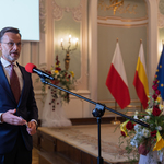 Wojewoda Jacek Brzozowski mówi do mikrofonu podczas wydarzenia.
