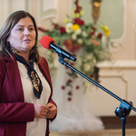 Przewodnicząca rady Miasta Katarzyna Jamróz mówi do mikrofonu.