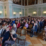 Aula Magna wypełniona jest licznie zgromadzonymi uczestnikami uroczystości.