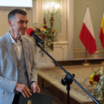 Mężczyzna mówi do mikrofonu.