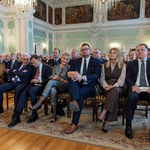 Przedstawiciele Miasta oraz instytucji siedzą w pierwszym rzędzie na widowni podczas uroczystości.