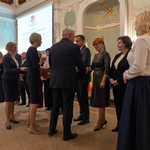 Prezydent Miasta Białegostoku po kolei gratuluje wyróżnionym osobom.