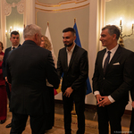Prezydent Miasta Białegostoku gratuluje i podaje dłoń mężczyźnie, obok stoją inni uczestnicy.