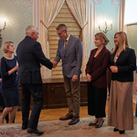 Prezydent Tadeusz Truskolaski gratuluje po kolei stojącym uczestnikom wydarzenia.