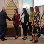 Prezydent Miasta Białegostoku gratuluje kobiecie i podaje jej dłoń, obok stoją inni nauczyciele.