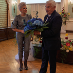 Prezydent Tadeusz Truskolaski trzyma bukiet kwiatów, obok stoi kurator Agnieszka Kokos-Janczyło.
