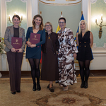 Pięć kobiet stoi pozując do wspólnego zdjęcia.