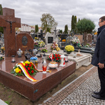 Zastępca prezydenta Tomasz Klim stoi przy grobie wicemarszałka Sejmu Krzysztofa Putry. Na grobie leżą złożone kwiaty oraz znicze