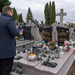 Zastępca prezydenta Tomasz Klim podczas modlitwy przy grobie rodziny Sokołowskich 