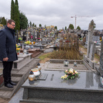 Zastępca prezydenta Tomasz Klim podczas odwiedzania grobów na cmentarzu 
