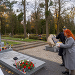 Zastępca prezydenta Eliza Agnieszka Cybulko stawia zapalony znicz przy grobie generała brygady Ludwika Kmica- Skrzyńskiego