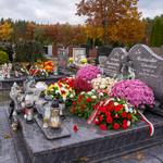 Zastępca prezydenta Eliza Agnieszka Cybulko podczas modlitwy przy grobie stewardesy Justyny Moniuszko, która zginęła podczas katastrofy smoleńskiej 