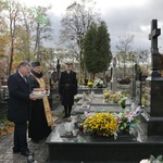 Zastępca prezydenta Marek Masalski stawia znicz na grobie 