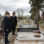 Zastępca prezydenta Marek Masalski podczas modlitwy przy grobie. 