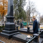Zastępca prezydenta Rafał Rudnicki pochyla głowę przed grobem 