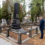 Zastępca prezydenta Rafał Rudnicki podczas modlitwy przy grobie na Cmentarzu Farny 