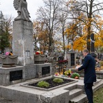Zastępca prezydenta Rafał Rudnicki zapala znicz na grobie 