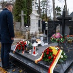 Zastępca prezydenta Rafał Rudnicki podczas modlitwy przy grobie Prezydenta Miasta Białegostoku Andrzeja Piotra Lussy 