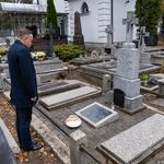 Rafał Rudnicki zastępca prezydenta Białegostoku pochyla głowę podczas modlitwy 
