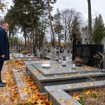Rafał Rudnicki zastępca prezydenta Białegostoku podczas oddawania hołdu przy grobach 
