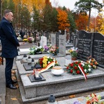 Zastępca prezydenta Rafał Rudnicki podczas oddawania hołdu rodzinie Meyer 