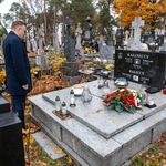Zastępca prezydenta Rafał Rudnicki podczas modlitwy przy grobie 