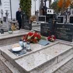 Zastępca prezydenta Rafał Rudnicki przechadza się alejkami na cmentarzu 