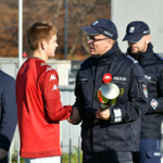 Komendant Policji wręcza puchar kapitanowi drużyny ze Szkoły Mistrzostwa Sportowego Jagiellonia