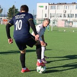 Na zdjęciu widoczni zawodnicy na murawie