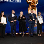 Uczestnicy wydarzenia prezentują otrzymane nagrody oraz dyplomy 