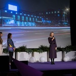 Dyrektor BOK Martyna Faustyna Zaniewska mówi do mikrofonu ze sceny, obok stoją dwie kobiety.