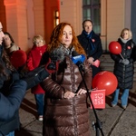 Zastępczy prezydenta Eliza Agnieszka Cybulko mówi do mikrofonu, obok stoi dziennikarka oraz inni uczestnicy konferencji prasowej.