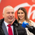 Prezes zarząd Stadionu Miejskiego Cezary Mielko udziela wywiadu podczas konferencji prasowej.