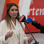 Kobieta udziela wywiadu podczas konferencji prasowej.