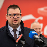Zastępca prezydenta Tomasz klim udziela wywiadu przed mikrofonami.
