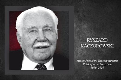 Obrazek przedstawia czarno-białe zdjęcie Ryszarda Kaczorowskiego. W tle znajduje się ciemna tekstura.